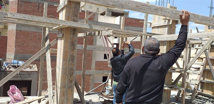 بالصور.. وقف أعمال وفك شدة خشبية لعقارين مخالفين في كفر الشيخ