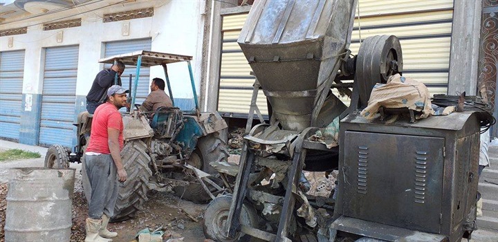 بالصور.. وقف أعمال وفك شدة خشبية لعقارين مخالفين في كفر الشيخ