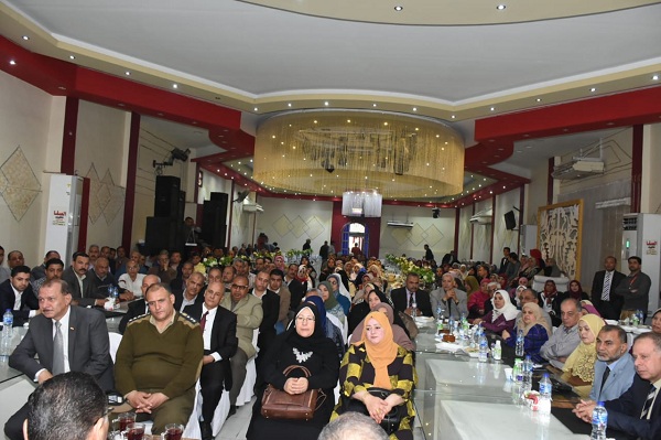 محافظ الشرقية يُشارك العاملين بمركزي منيا القمح ومشتول السوق والرائدات الريفيات وجبة إفطار 