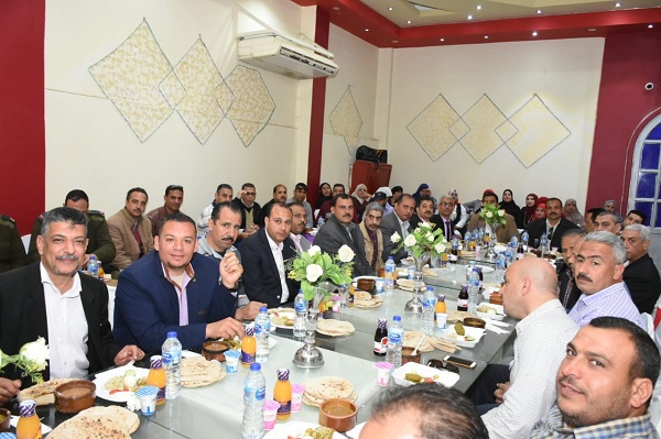 محافظ الشرقية يُشارك العاملين بمركزي منيا القمح ومشتول السوق والرائدات الريفيات وجبة إفطار 