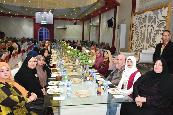 محافظ الشرقية يُشارك العاملين بمركزي منيا القمح ومشتول السوق والرائدات الريفيات وجبة إفطار 