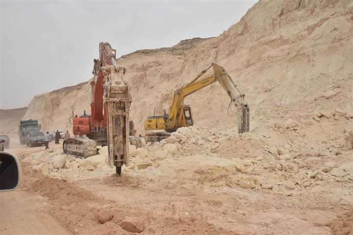محافظ أسيوط يتفقد أعمال تنفيذ محور هضبة أسيوط الغربية بتكلفة الاجمالية 1.2 مليار جنيه