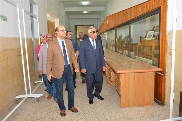 المنشاوي يتفقد ورش كلية الهندسة ويتابع أعمال قسم العمارة الداخلية