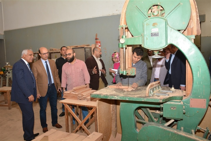 المنشاوي يتفقد ورش كلية الهندسة ويتابع أعمال قسم العمارة الداخلية