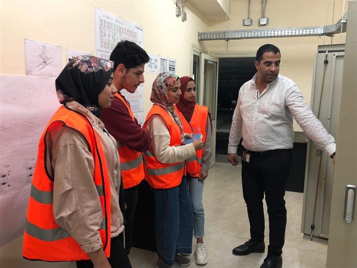 بالصور.. زيارة طلبة "هندسة الزقازيق" إلى جراج روكسي بالقاهرة