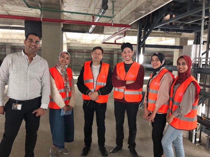 بالصور.. زيارة طلبة "هندسة الزقازيق" إلى جراج روكسي بالقاهرة