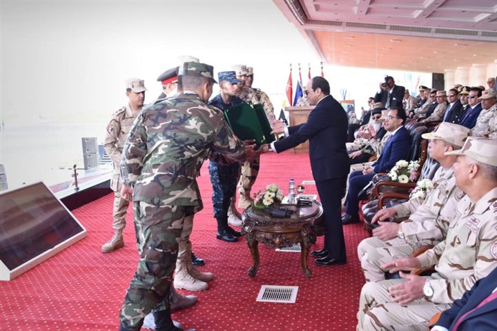 السيسى يتفقد إجراءات الإصطفاف والتفتيش ورفع الكفاءة القتالية بقاعدة محمد نجيب العسكرية السيسى يتفقد إجراءات الإصطفاف والتفتيش ورفع الكفاءة القتالية بقاعدة محمد نجيب العسكرية