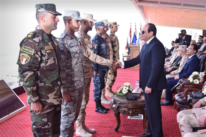 السيسى يتفقد إجراءات الإصطفاف والتفتيش ورفع الكفاءة القتالية بقاعدة محمد نجيب العسكرية السيسى يتفقد إجراءات الإصطفاف والتفتيش ورفع الكفاءة القتالية بقاعدة محمد نجيب العسكرية