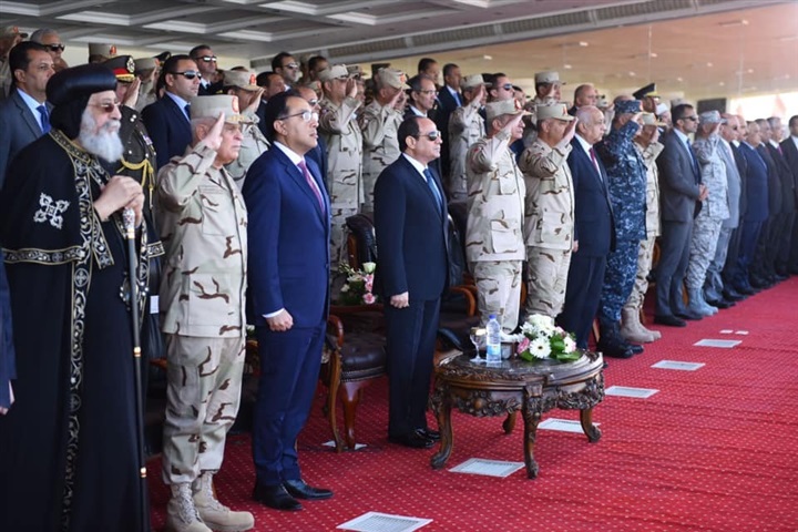 السيسى يتفقد إجراءات الإصطفاف والتفتيش ورفع الكفاءة القتالية بقاعدة محمد نجيب العسكرية السيسى يتفقد إجراءات الإصطفاف والتفتيش ورفع الكفاءة القتالية بقاعدة محمد نجيب العسكرية