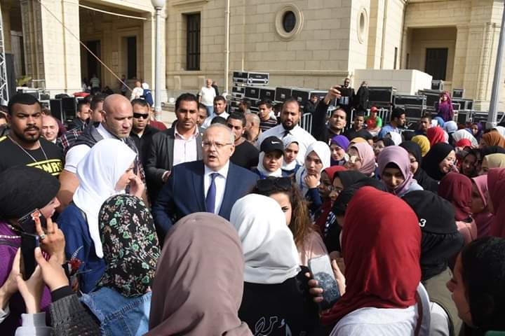 بحضور متعب ونجوم مسرح مصر.. حماقي يشعل حماس طلاب جامعة القاهرة بحفله الغنائي (صور) بحضور متعب ونجوم مسرح مصر.. حماقي يشعل حماس طلاب جامعة القاهرة بحفله الغنائي (صور)