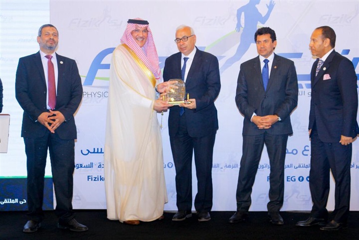 بالصور .. وزير الرياضة والسفير السعودي يكرمان نجوم الرياضة والاعلام في احتفالية افتتاح مركز فيزيك
