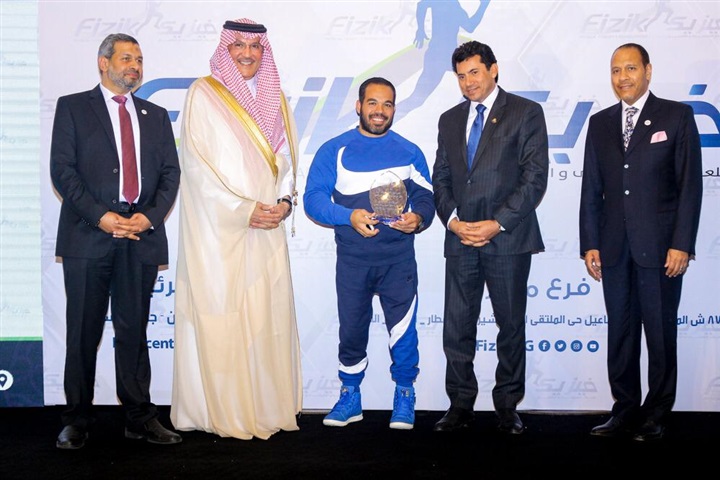 بالصور .. وزير الرياضة والسفير السعودي يكرمان نجوم الرياضة والاعلام في احتفالية افتتاح مركز فيزيك