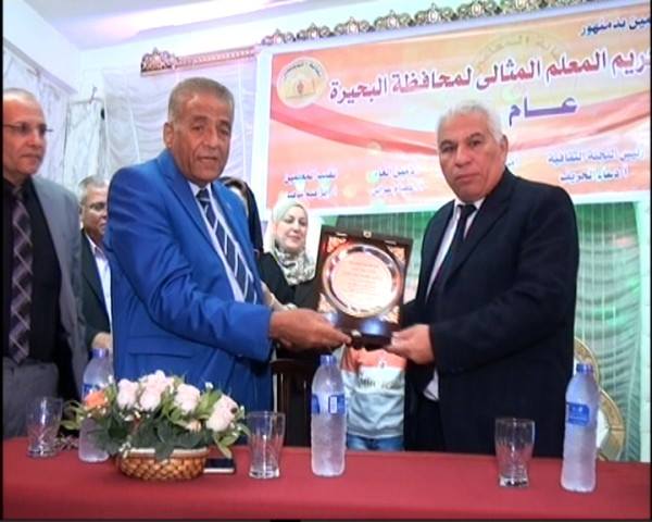 "شاهين" يكرم رواد التعليم وحملة الدكتوراه والمثاليين من المعلمين