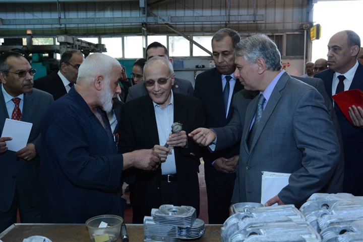 بالصور.. «العصار» يزور مصنع «909 الحربي» بالصور.. «العصار» يزور مصنع «909 الحربي»