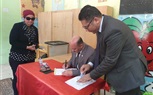   بالصور.. رئيسة مدينة القناطر الخيرية تدلى بصوتها فى الإستفتاء على الدستور 