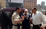   رئيس مدينة الخصوص يصطحب مسن للإدلاء بصوته في الإستفتاء على الدستور