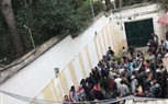 محافظ أسيوط يصافح الناخبين وأطفالهم داخل اللجان