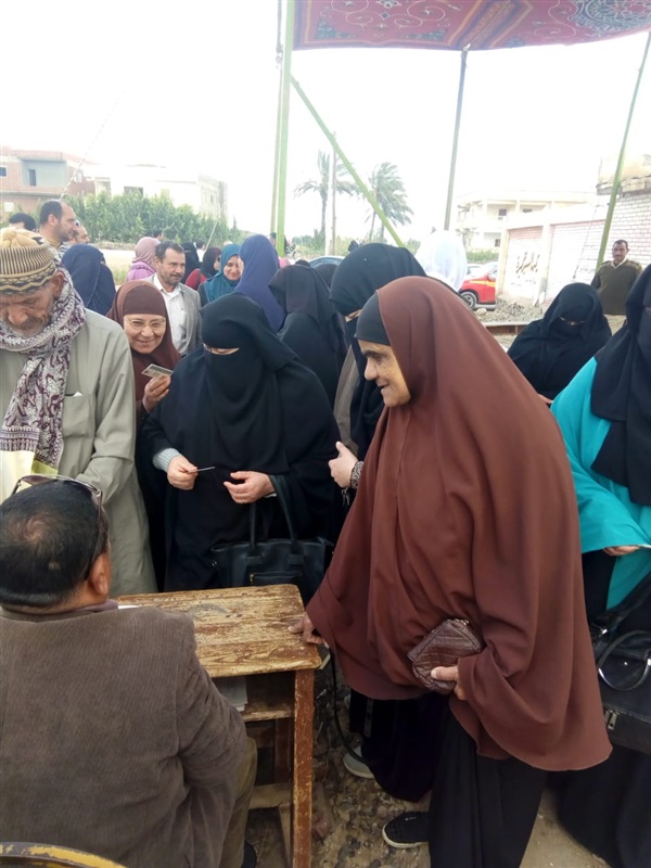 بالصور..مستقبل وطن يتقدم الصفوف وإقبال كثيف على لجان الاستفتاء بكفرالشيخ خاصة من النساء والشباب