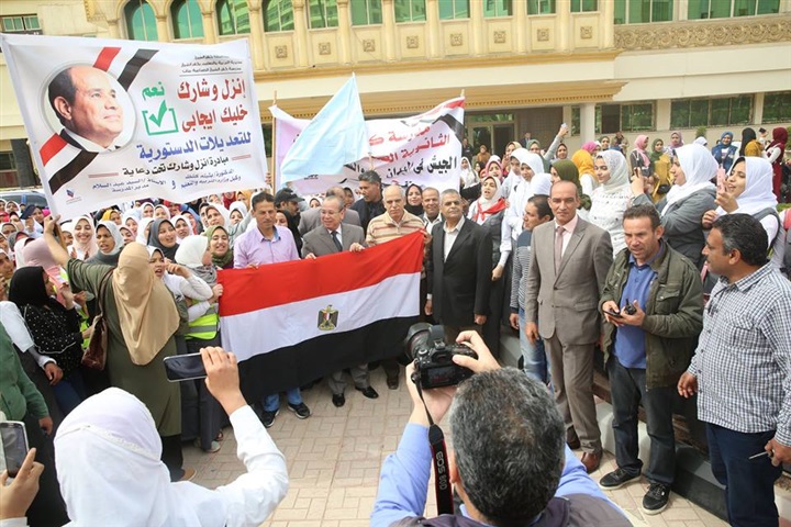 بالصور.. محافظ كفر الشيخ يقود مسيرة حاشدة لدعوة الناخبين للمشاركة في الاستفتاء
