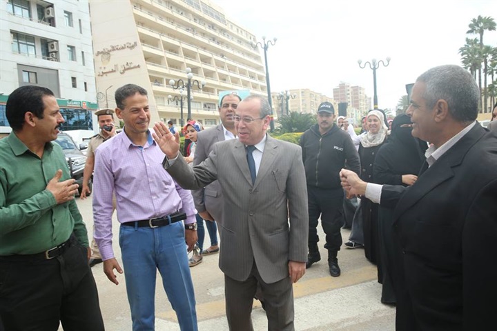بالصور.. محافظ كفر الشيخ يقود مسيرة حاشدة لدعوة الناخبين للمشاركة في الاستفتاء