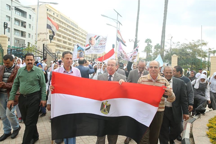 بالصور.. محافظ كفر الشيخ يقود مسيرة حاشدة لدعوة الناخبين للمشاركة في الاستفتاء