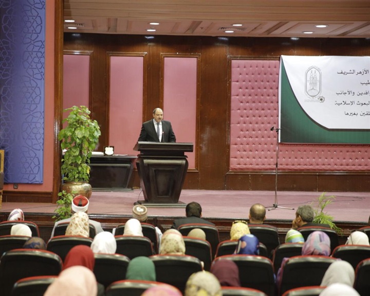 مركز تعليم الوافدين: الإمام الأكبر يرعى الوافدين ويحرص على صقلهم بالمنهج الأزهري مركز تعليم الوافدين: الإمام الأكبر يرعى الوافدين ويحرص على صقلهم بالمنهج الأزهري