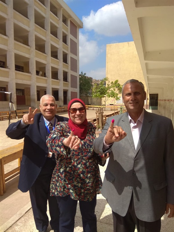 رئيسة حى غرب شبرا الخيمة تدلى بصوتها فى الإستفتاء على الدستور 
