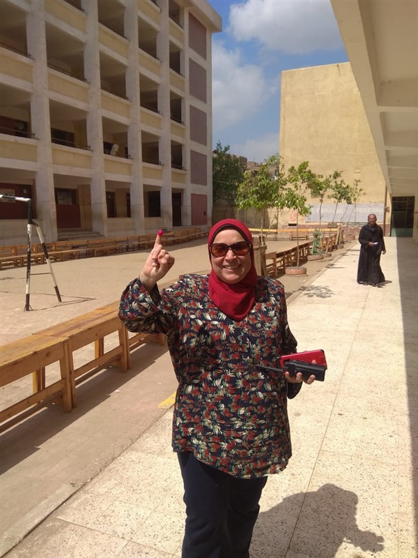 رئيسة حى غرب شبرا الخيمة تدلى بصوتها فى الإستفتاء على الدستور 