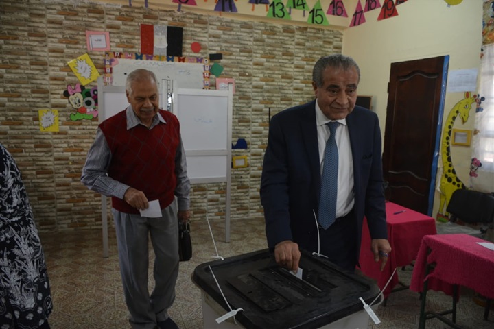 بالصور.. وزير التموين والتجارة الداخلية يدلى بصوته في الاستفتاء 