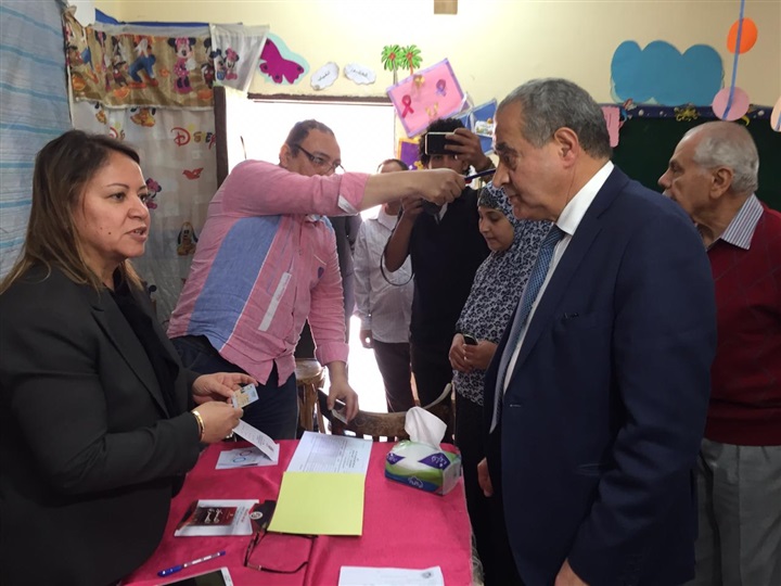 بالصور.. وزير التموين والتجارة الداخلية يدلى بصوته في الاستفتاء 