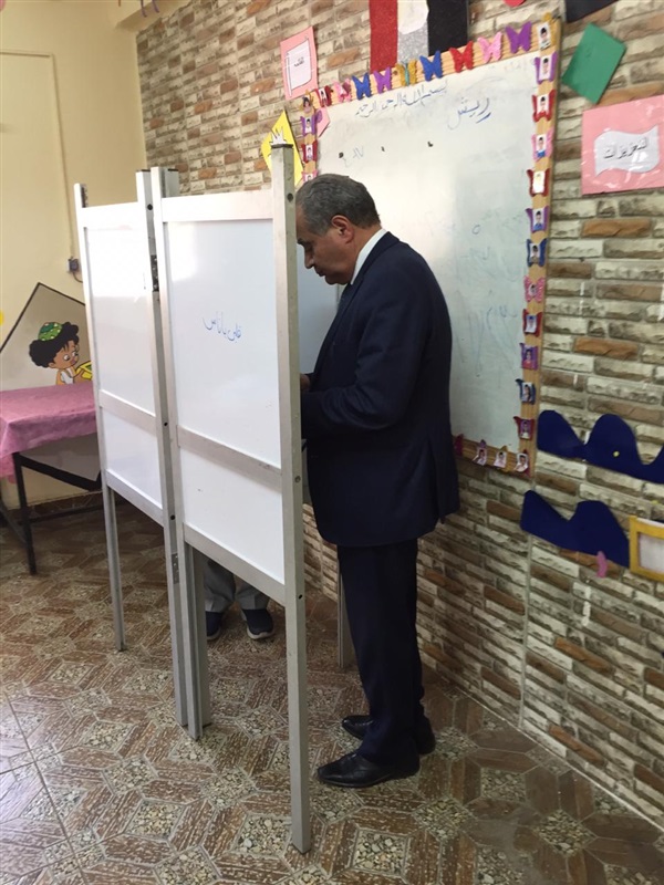 بالصور.. وزير التموين والتجارة الداخلية يدلى بصوته في الاستفتاء 