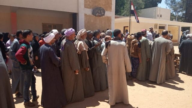 محافظ أسيوط يصطحب عم "ناثان" ذو 83 عاماً على كرسي متحرك للإدلاء بصوته في الاستفتاء