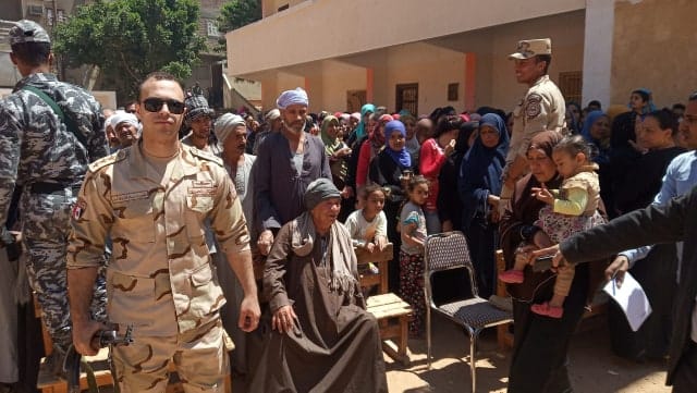 محافظ أسيوط يصطحب عم "ناثان" ذو 83 عاماً على كرسي متحرك للإدلاء بصوته في الاستفتاء