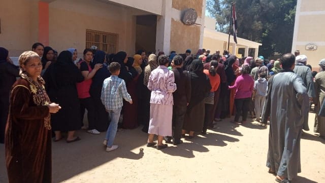 محافظ أسيوط يصطحب عم "ناثان" ذو 83 عاماً على كرسي متحرك للإدلاء بصوته في الاستفتاء