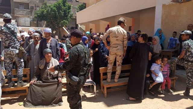 محافظ أسيوط يصطحب عم "ناثان" ذو 83 عاماً على كرسي متحرك للإدلاء بصوته في الاستفتاء