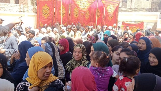 محافظ أسيوط يصطحب عم "ناثان" ذو 83 عاماً على كرسي متحرك للإدلاء بصوته في الاستفتاء