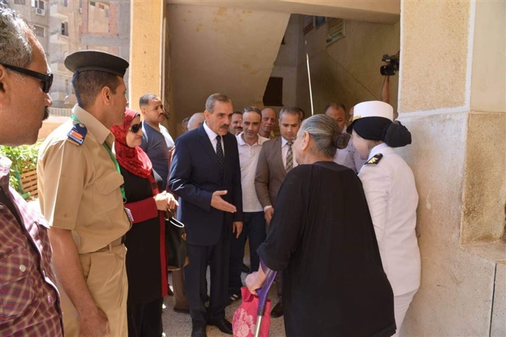 محافظ أسيوط يصطحب عم "ناثان" ذو 83 عاماً على كرسي متحرك للإدلاء بصوته في الاستفتاء