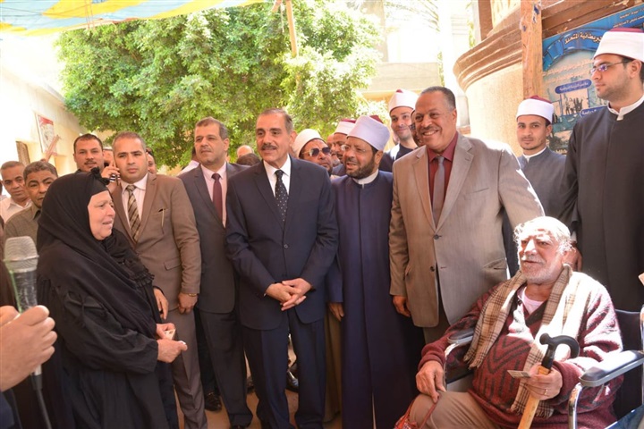 محافظ أسيوط يصطحب عم "ناثان" ذو 83 عاماً على كرسي متحرك للإدلاء بصوته في الاستفتاء