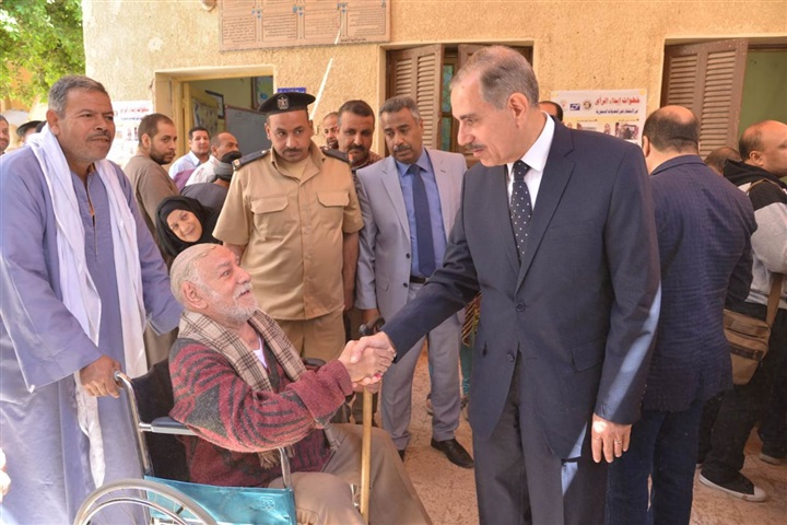 محافظ أسيوط يصطحب عم "ناثان" ذو 83 عاماً على كرسي متحرك للإدلاء بصوته في الاستفتاء