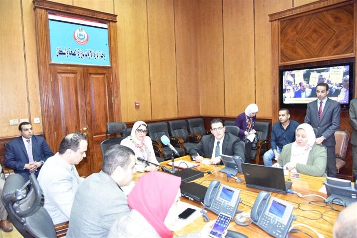وزيرة الصحة تترأس غرفة الأزمات والطوارئ لمتابعة تنفيذ خطة التأمين الطبي للاستفتاء 