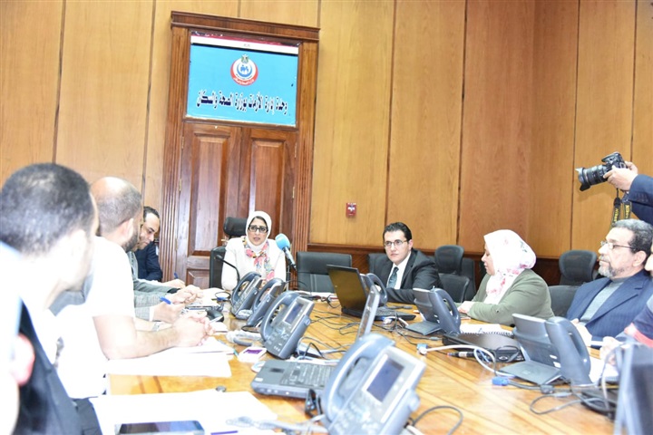 وزيرة الصحة تترأس غرفة الأزمات والطوارئ لمتابعة تنفيذ خطة التأمين الطبي للاستفتاء 