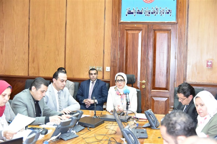 وزيرة الصحة تترأس غرفة الأزمات والطوارئ لمتابعة تنفيذ خطة التأمين الطبي للاستفتاء 