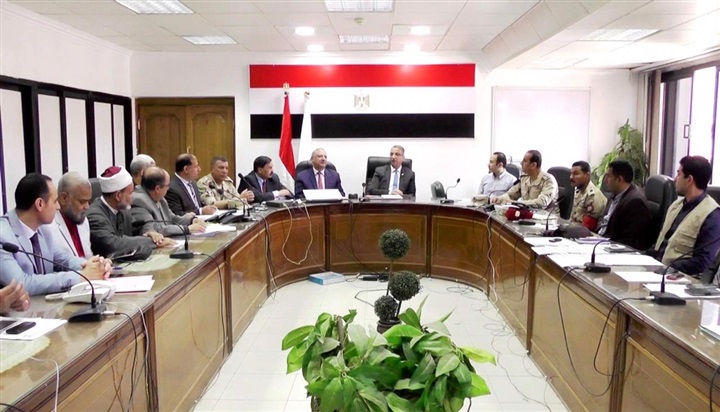 محافظ سوهاج يترأس غرفة العمليات الرئيسية بالمحافظة