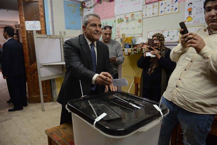 طاهر أبو زيد يدلى بصوته فى الاستفتاء على التعديلات الدستورية.. صور