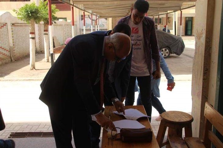 بالصور.. رئيس جامعة كفر الشيخ  يدلي بصوته في الاستفتاء على تعديلات الدستور
