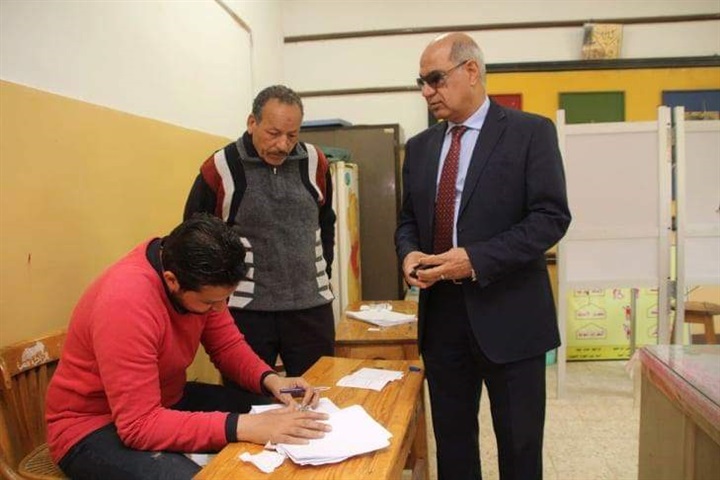 بالصور.. رئيس جامعة كفر الشيخ  يدلي بصوته في الاستفتاء على تعديلات الدستور