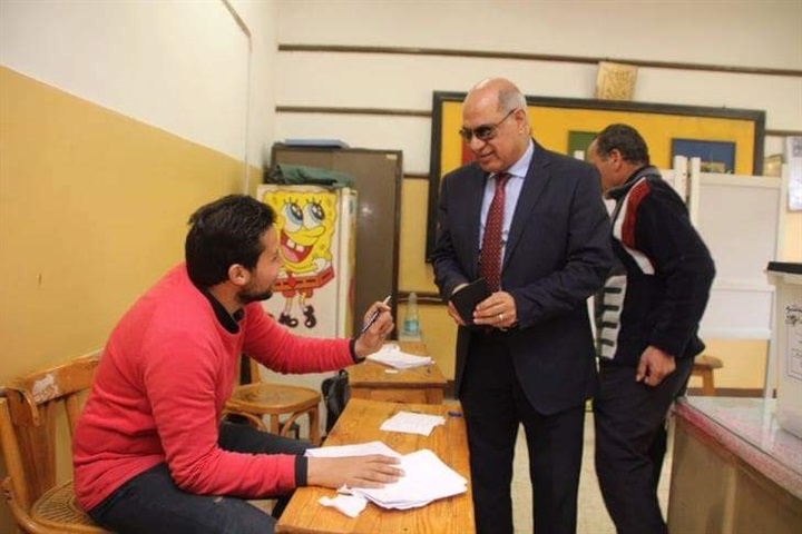 بالصور.. رئيس جامعة كفر الشيخ  يدلي بصوته في الاستفتاء على تعديلات الدستور