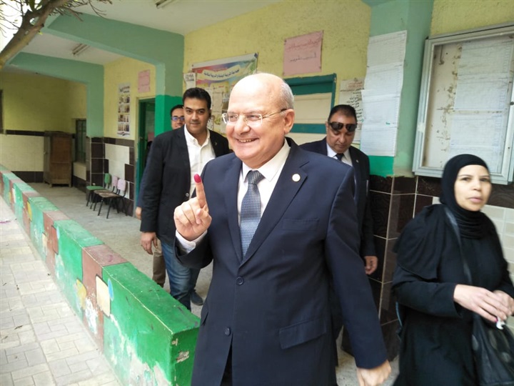 رئيس "جامعة الزقازيق" يدلي بصوته فيى الاستفتاء على تعديل الدستور