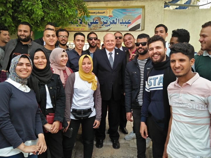 رئيس "جامعة الزقازيق" يدلي بصوته فيى الاستفتاء على تعديل الدستور