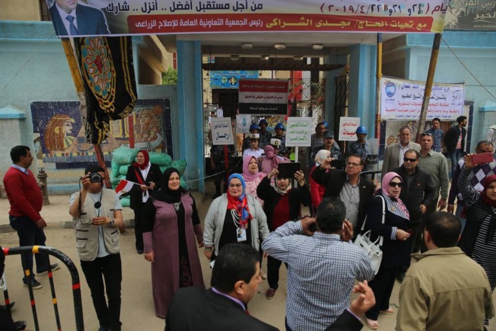 بالصور.. محافظ كفر الشيخ يتفقد اللجنة الانتخابية بمدرسة الشهيد رياض الثانوية